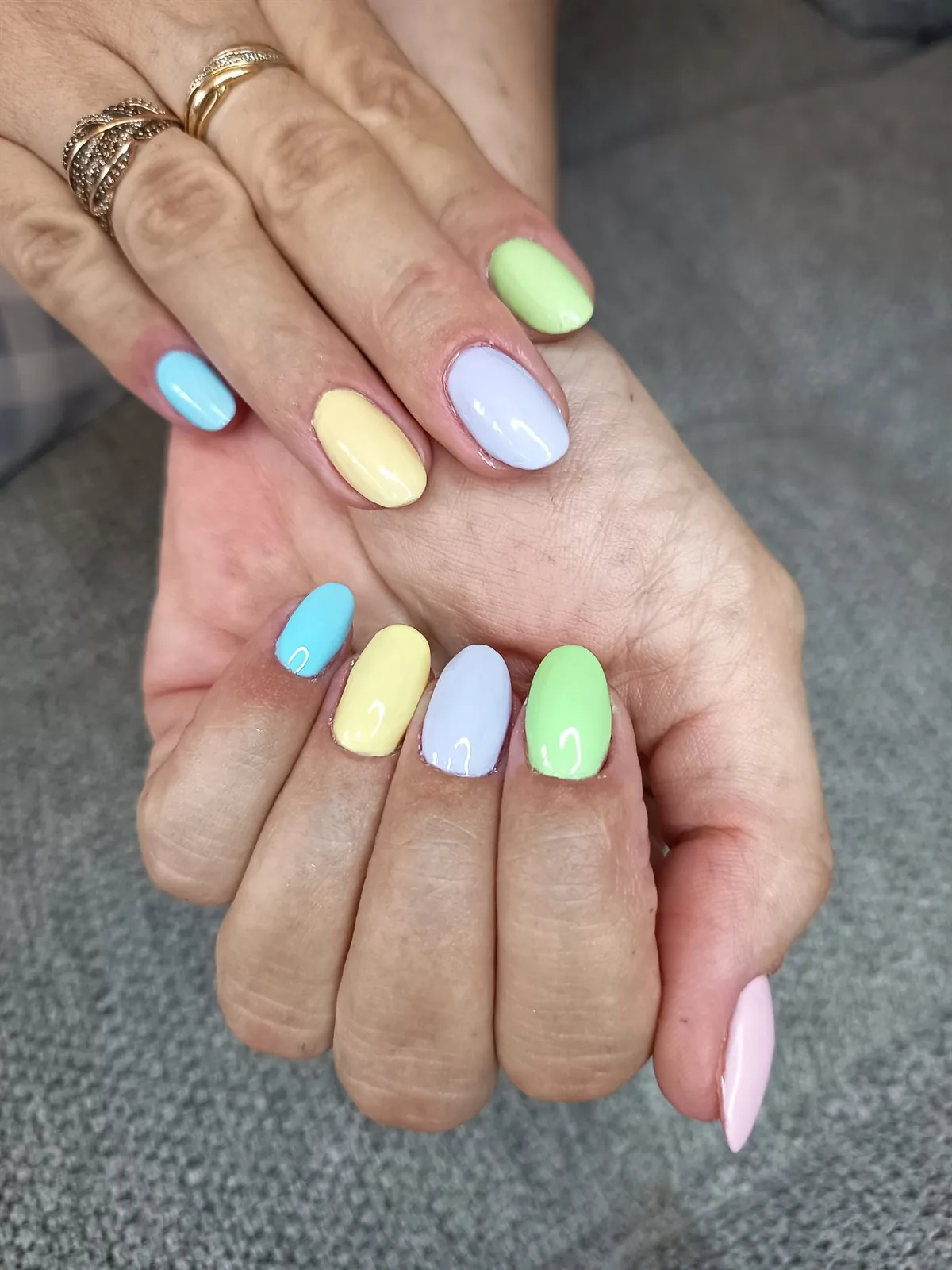 Pose gel couleurs pastel multicolores réalisée à domicile par Nessa, prothésiste ongulaire à Anglet